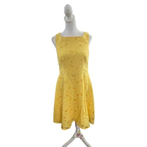 Maggy London Dresses & Skirts - Maggy London Dress Womens Size 8P Yellow Floral Sheer Overlay Sleeveless Zip Up